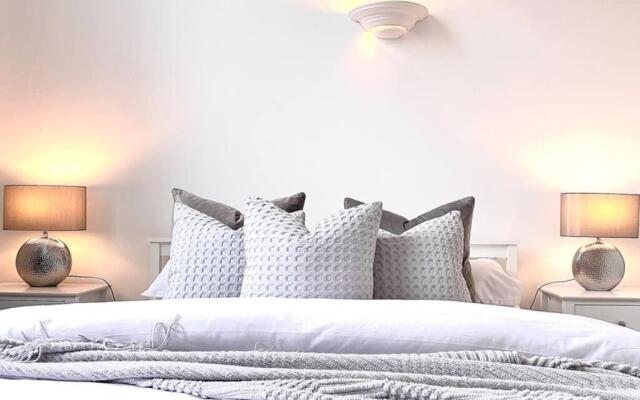 County House - THE WHITE APARTMENT