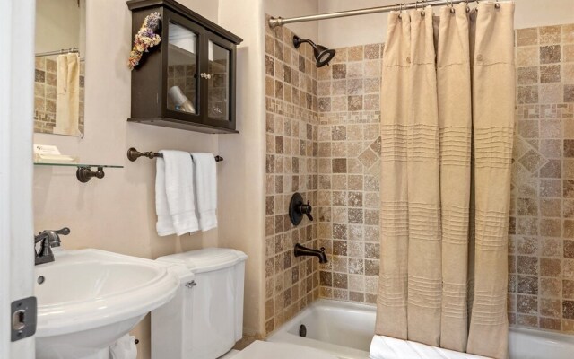 La Luz - Luxurious East Side Adobe With Hot Tub and Kiva Fireplace, Walk Everywhere
