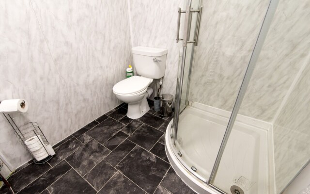 Modern Apartment With Private hot tub & Parking