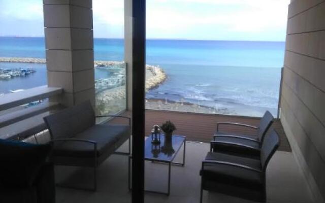 Lazuli Beachfront Apartment 254