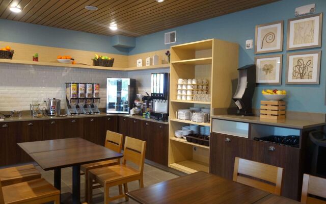 Country Inn & Suites by Radisson, La Crosse, WI