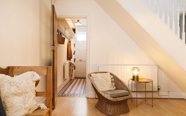 Elegant 2BD House in Colourful Cliftonwood