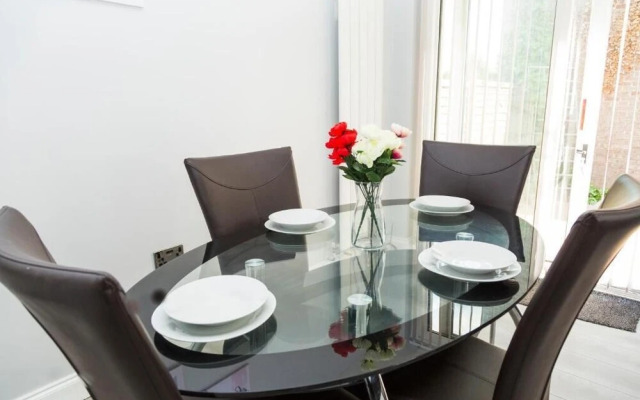 Bluewater House - Immaculate 4-bed in Greenhithe