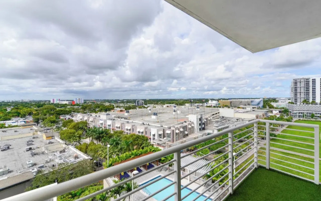 Lovely Condo|Pool & Parking at Midblock