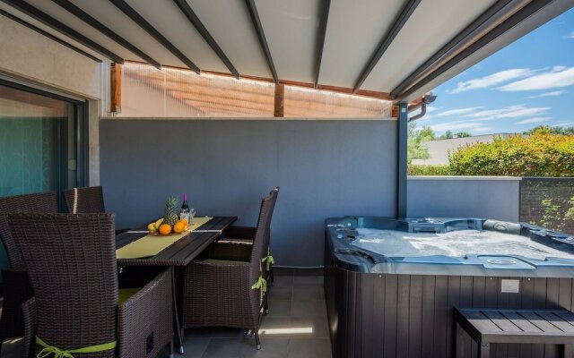 Modern Holiday Home With Terrace and Outdoor Jacuzzi