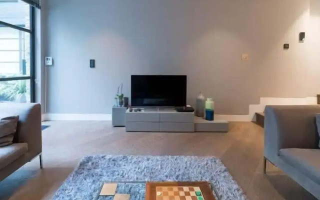 Monochrome Majesty - Soho - by Frankie Says