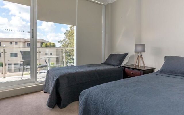Oasis, Unit 3/5 Laman Street