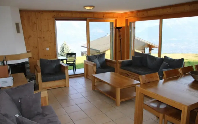 Authentic Apartment With Mountain Views