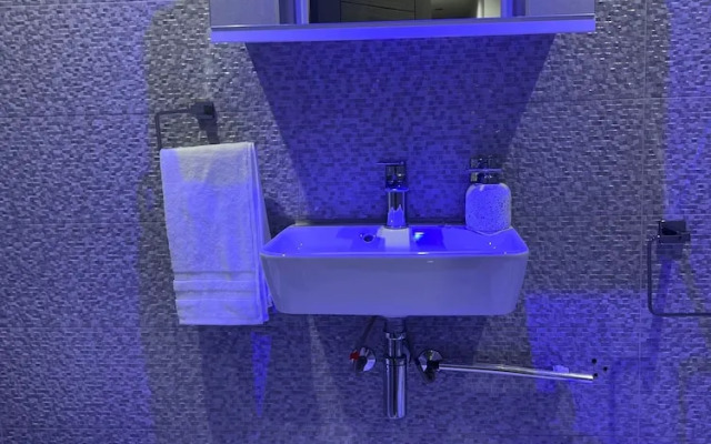 Stylish 6-bed Retreat With Parking and Jacuzzi