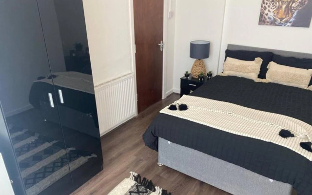 Immaculate 4-bed House Near Anfield and Goodison