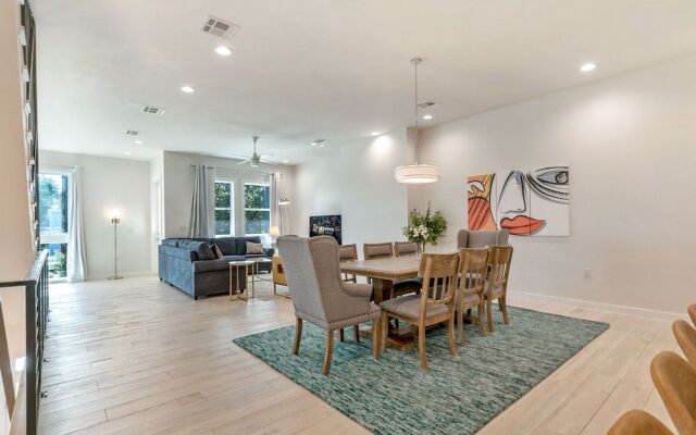 Spacious Townhouse with Balcony