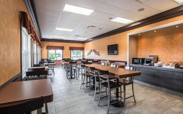 Econo Lodge Inn & Suites