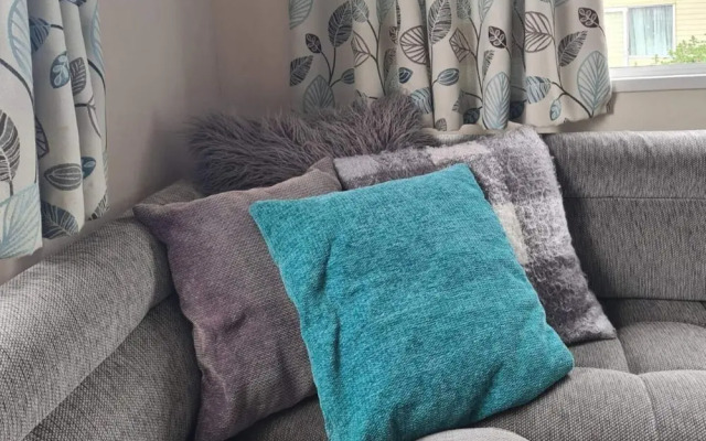 2 Bed Lodge - Sleeps 5 - Parking - Pets - Wifi