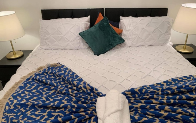 House- Sleeps 6 & Free Parking