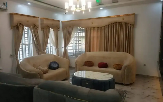 Shimawa-house-sleeps4-luxury&privacy-24/7 Security