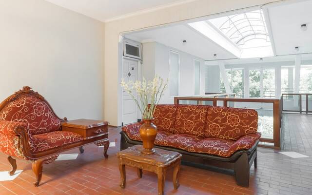 RedDoorz near Batik Tulis Celaket 2