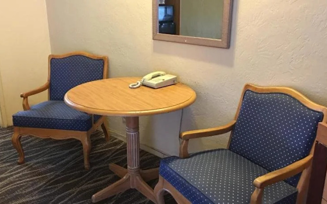Sky Ranch Inn