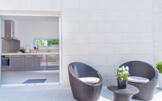 Luxury Holiday Home With Lawn in Beaumont-en-véron Near Chinon