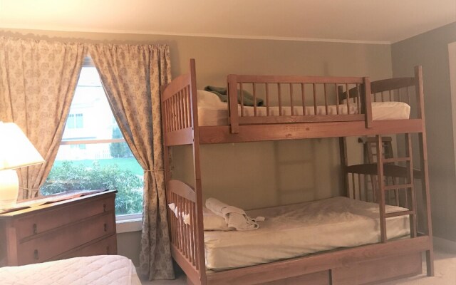 Footbridge Hideaway - Q967 by Getaway