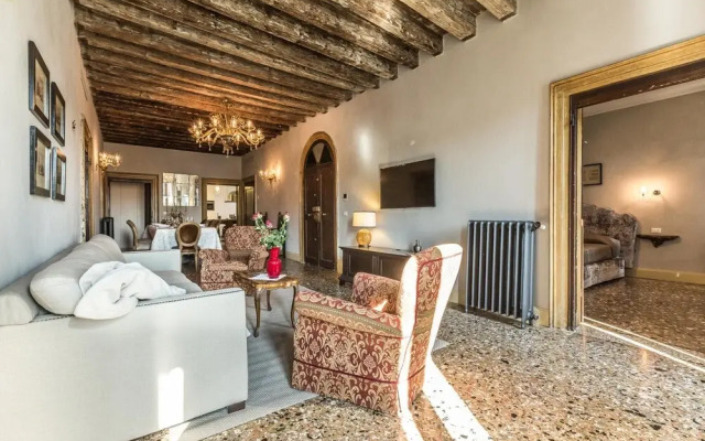 Palazzina Canal - Experience and Enjoy 5 Elegant Bedrooms