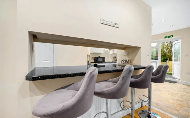 Harborne House 4 Bedroom Contractor Qe Hospital