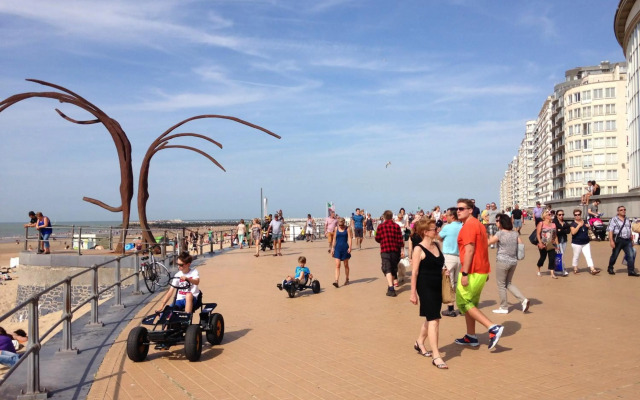family stay Ostend 300m from beach free public Parking