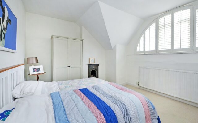 6 Bedroom Edwardian House in Bath