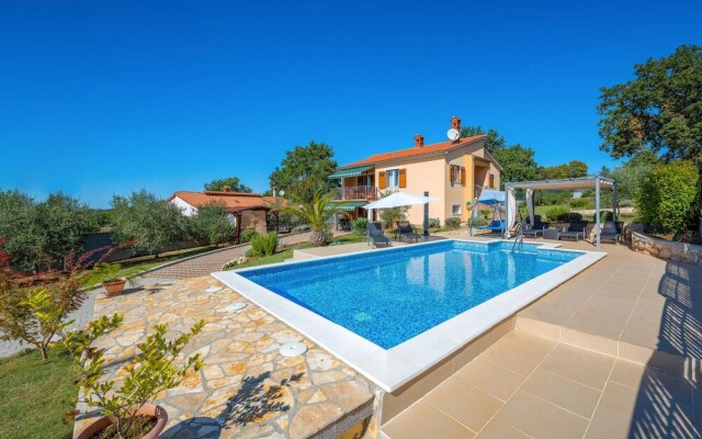 Amazing Home in Radmani With Wifi and 4 Bedrooms