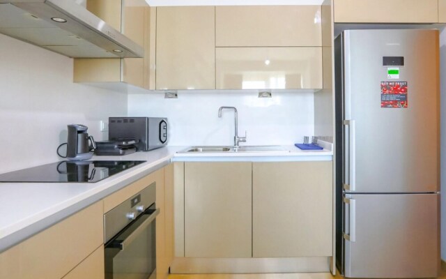 Business-friendly Res With Pool in Fikirtepe