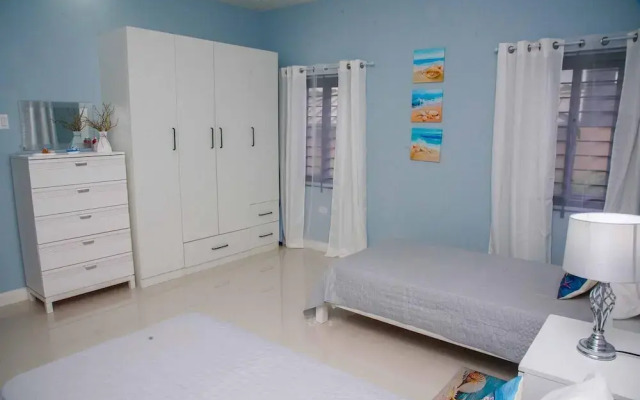 Montana Villa-ochorios-sleeps6-aircon-pool-tv-wifi