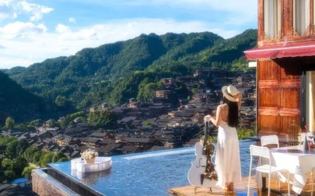 Xijiang Moye Banshan Hotel