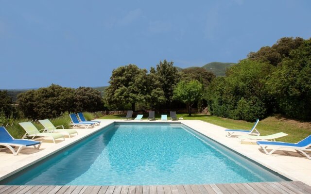 Secluded Holiday Home in Rustrel With Swimming Pool