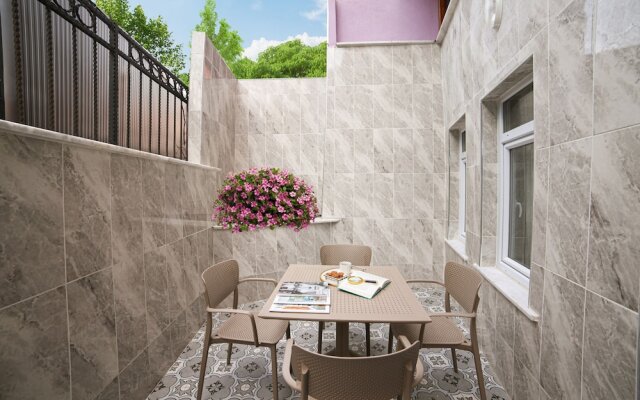 Seven Roses Apart Hotel