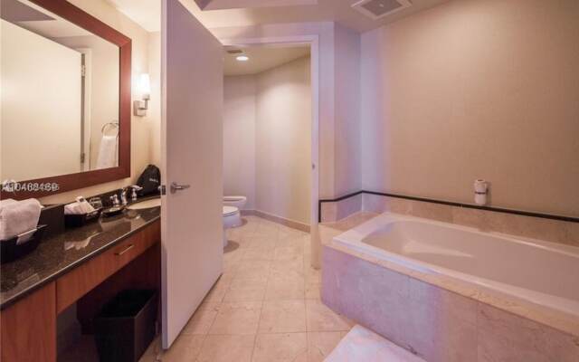 Fabulous Waterfront 2BR 2BA Trump Tower Apartment 6 Guests