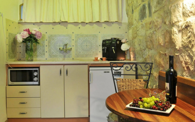 Pina Balev Inn