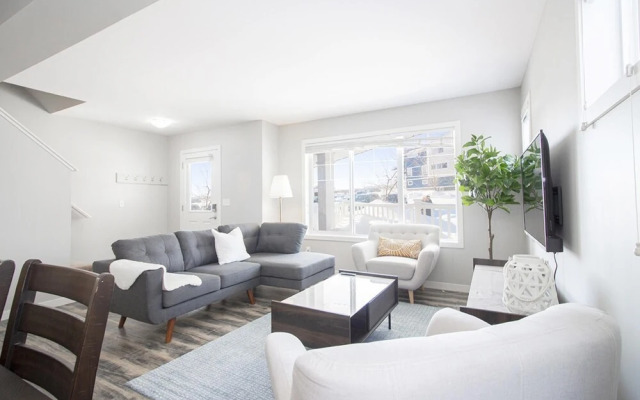 Bright Modern 4bed 2bath Townhouse With Parking