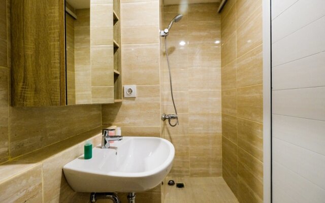 Spacious Studio Apartment at Springwood Residence By Travelio