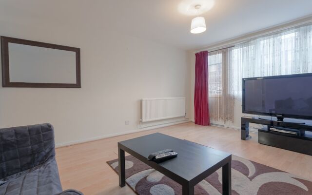 Spacious 2 Bedroom House in Bow