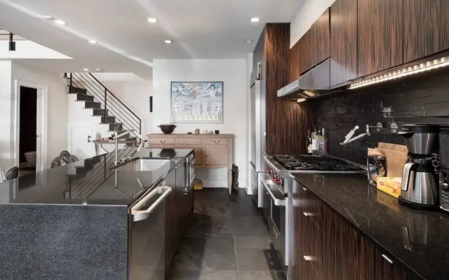Million-dollar Celebrity Mansion in Old City