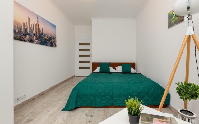 Rondo Wiatraczna Apartment by Renters