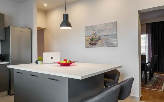 Spacious Seaside Flat at Alimos