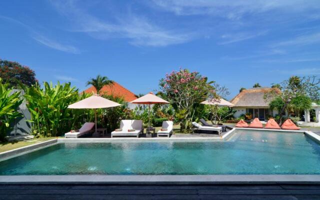 "stunning 4 Bedrooms Private Pool Villa in Canggu"
