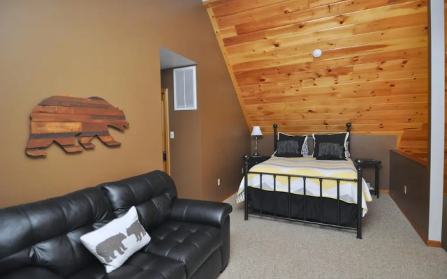 Sqyrls Nest - 3BR Retreat With a Hot Tub