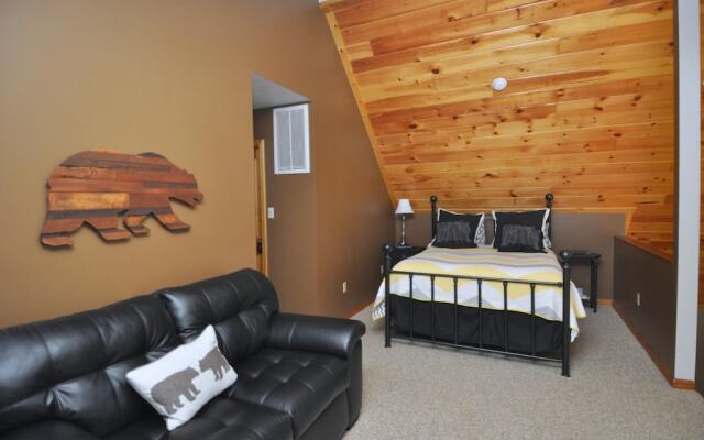 Sqyrls Nest - 3BR Retreat With a Hot Tub