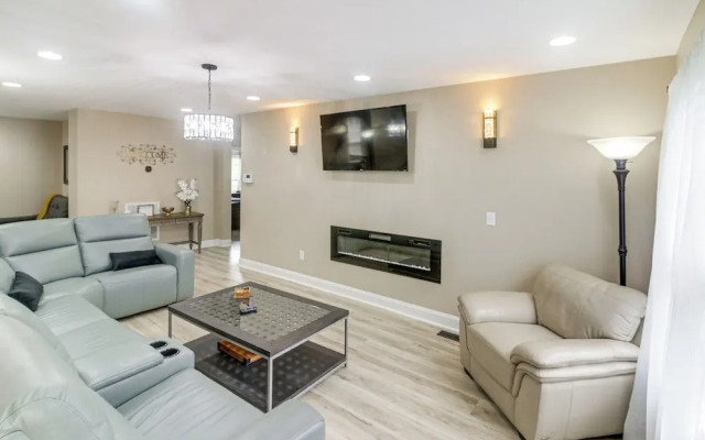 Charlotte Home w/ Yard - Near Spectrum Center!