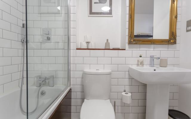 Spacious 2 Bedroom Canal Side Apartment with Balcony