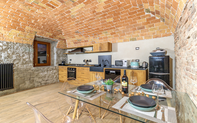 Cascina Liebe with sauna among vineyards