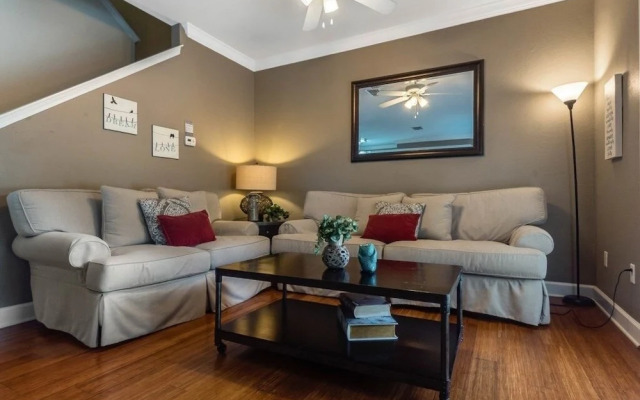 4 Bedrooms S / Lucaya Village Townhouse by RedAwning