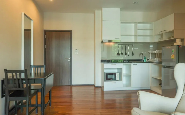 Chic Condo Just 100m from the Shore c130
