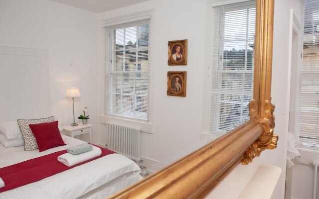 Bright 1 Bedroom Apartment With Views in Bath